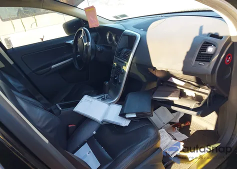 2011 Volvo Xc60 T6/T6 R-Design z USA, uszkodzony, nr VIN YV4902DZ8B2182756